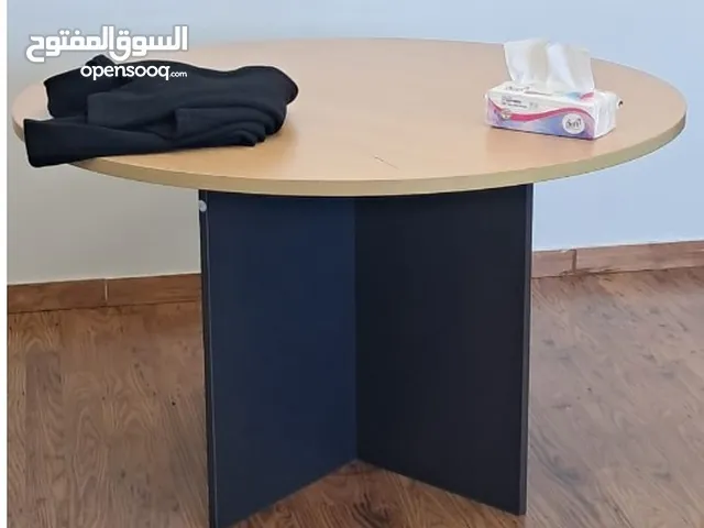 طاولة دائرية بحالة الوكالة
