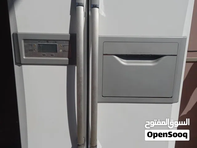 ثلاجه شبه جديدة  شغل نظيف نظيف نظيف للبيع  واسعة جدا الفريز على اليسار  اقتصادية