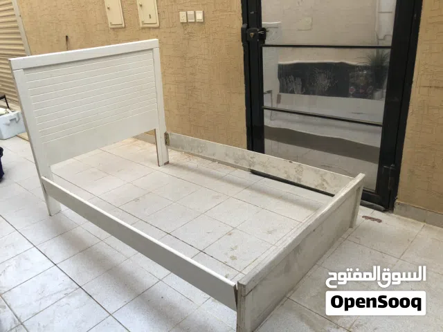 هيكل سرير نفر ونص كما هو في الصوره.