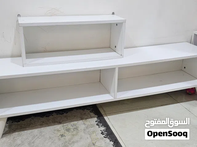 ميز تلفزيون مع ارفف تعليك عدد 2 جديد ونظيف جدا