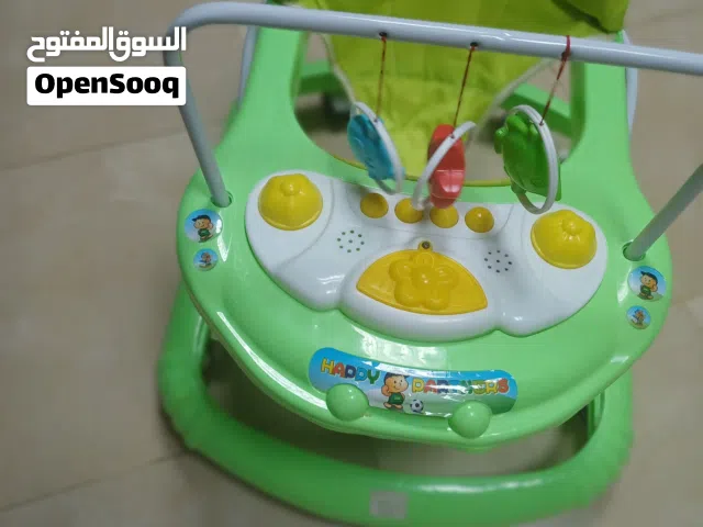 مشاية اطفال بحالة ممتازة مستويات بها  موسيقى والعاب