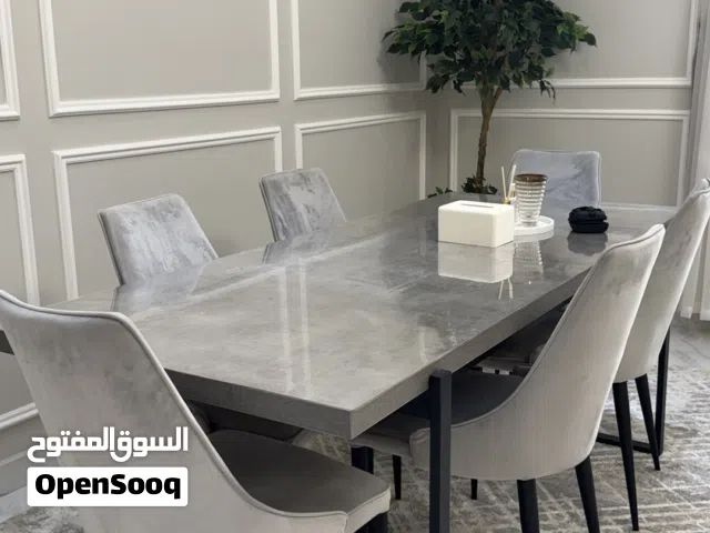 طاولة طعام ل6 اشخاص نظيفة وما مستخدمة كثير ، اللون رصاصي واسود ، خشب ،