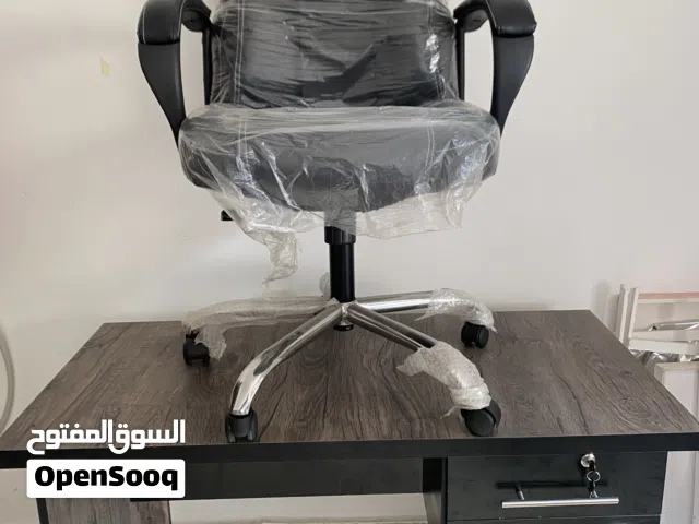 مكتب وكرسي للبيع