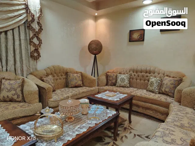 طقم كنب كبير تفصيل عدد 14 مقعد بحاله الجديد لون ذهبي