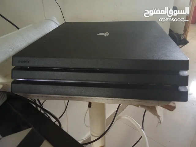 جهاز ps4pro مع اربع دسكات مع جميع اسلاك 4k أفلام و العاب و 1تيرا