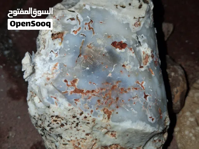 عقيق كالسيدوني خام بلون مميز