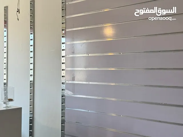 ديكور واكسسوارات محل تجاري مستعمل بحالة ممتازة للبيع بشرط كامل الأثاث والديكور