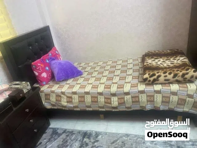 تخت مفرد شبابي وكوميدينامع حامي زجاجي علوي للكوميدينا بحالة جيدة جدا للبيع
