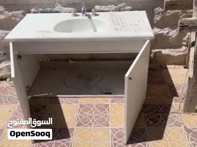 حوض   مع خزنتو  لون ابيض مرتب  للبيع