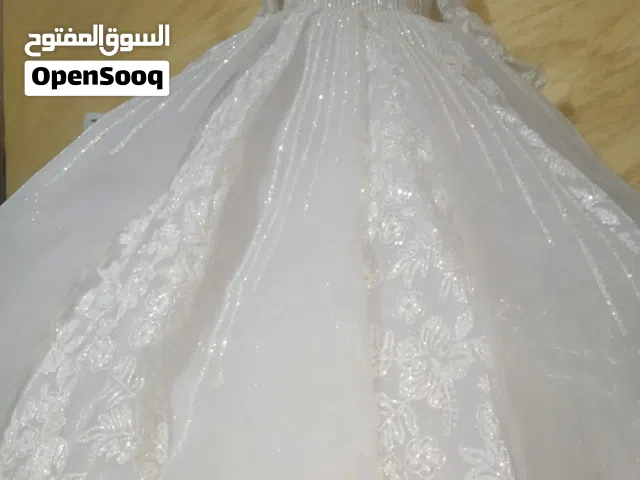بدلة عرس نسائية بيضاء للبيع
