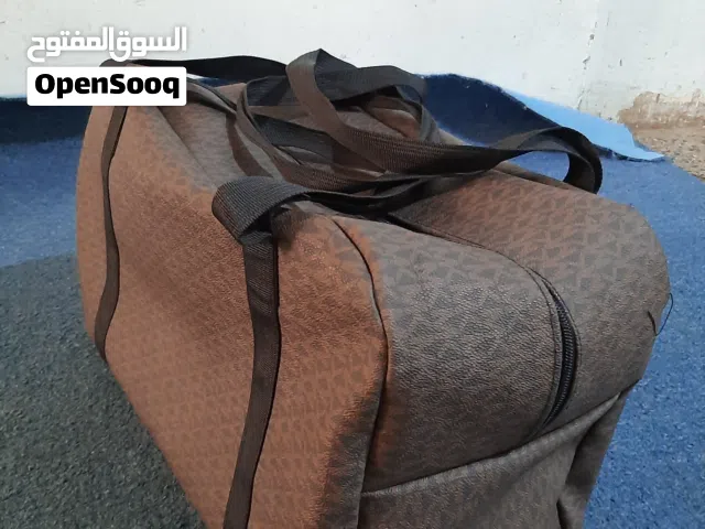 شنط سفر صنع يمني محلي لون بني من الجلد الأصلي مع ضمانة لمدة سنتين بدون انتشال الجلد أو تمزقة