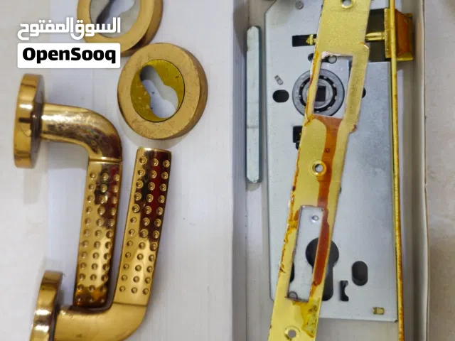 مقابض ابواب مع كوالين وقلوب لابواب الخشب باللون الذهبي مستخدمه