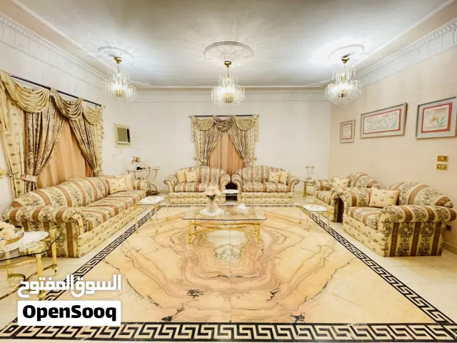 طقم كنب فاخر وكامل بتصميم كلاسيك أنيق