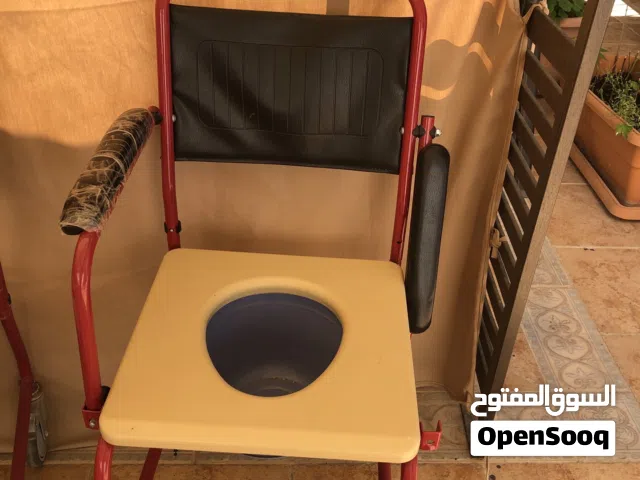 كرسي متحرك يستعمل بدل الذهاب الى الحمام ،مستعمل وبحاله ممتازه ، يوجد يد متحركه لسهولة نقل المريض