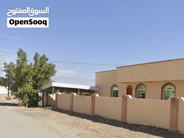 للإيجار شقتان مستقلات مع مساحه خارجيه وموقف سيارات بموقع ممتاز قريب من كل الخدمات في قرن الجاريه