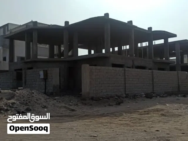 فلة عظم في عدن بسعر الأرض على ساحل أبين والعرض ما يتفوت لأنه أقل من سعر الأرض بكثير قبل شراءها