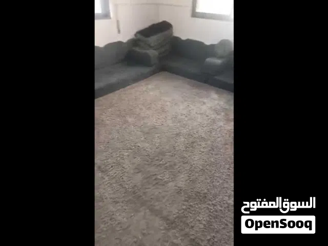 مجلس مع سجادة للبيع بحالة ممتازة جدا ستعمال سنة فقط  سبب البيع بداعي السفر