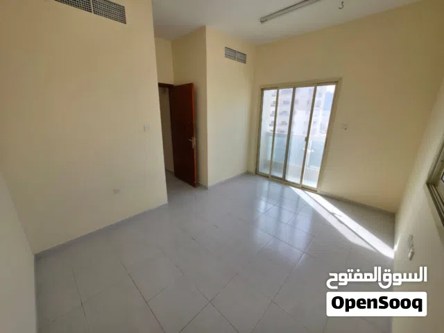 شقة غرفة وصالة بموقع حيوي بجوار نستو هايبر ماركت والجمعية التعاونية، مناسبة للسكن العائلي
