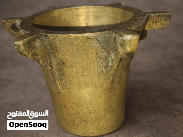 مهراز نحاسي قديم بزخرفة تقليدية قطعة نادرة للزينة والاستعمال