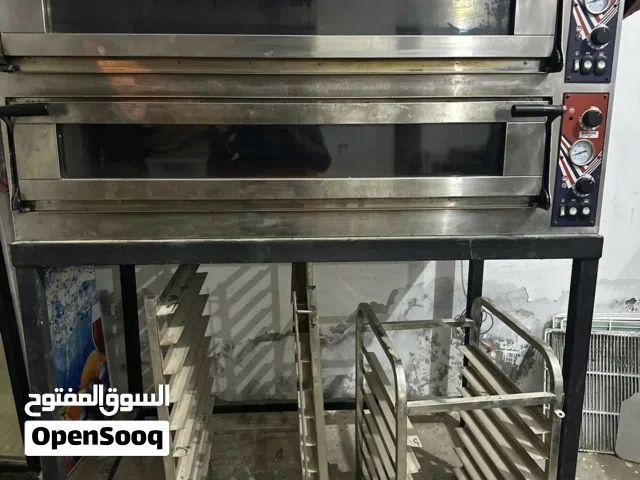 معدات مطعم بيتزا حاجه نظيفه