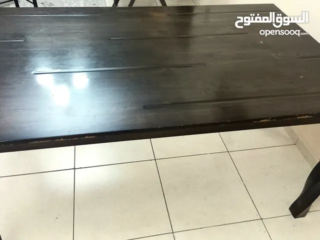 طاولة طعام مصنوعة من خشب عالى الجودة