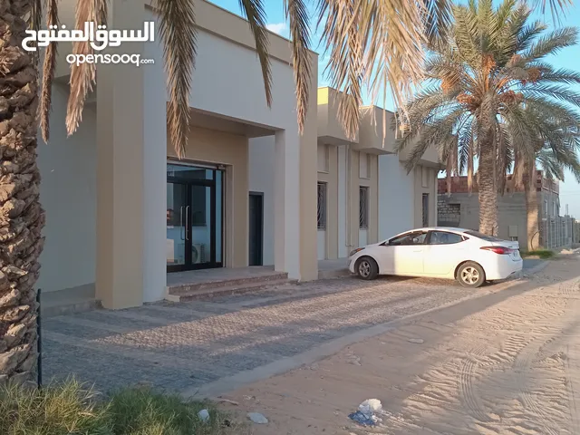 مجمع عيادات للإيجار