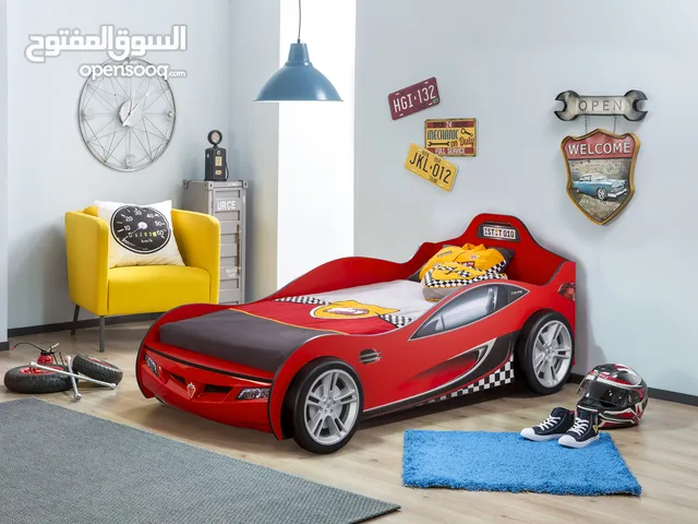 سرير طفل على شكل سيارة