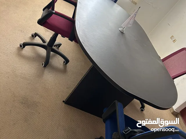 اثاث مكتب فاخر استعمال بسيط جدا - شبه جديد بسبب السفر