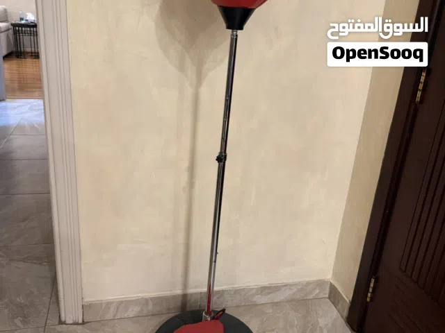 ستاند ولعبة ملاكما بحالة جيدة