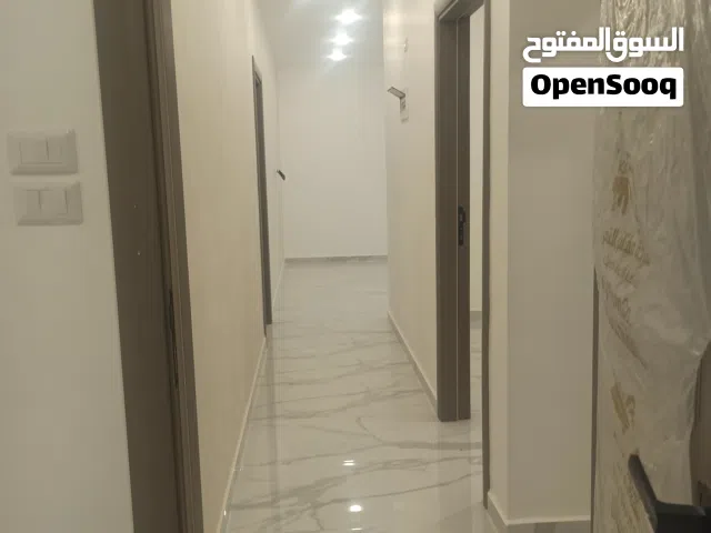 شقة للبيع طابق اول بالزرقاء الجديدة شارع الوينك عند بوليود كافية مساحة 190 م تستحق المشاهده بسعر مغر