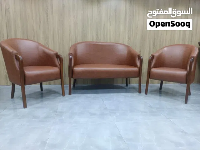 كنب جلد فاخر – تصميم أنيق وجودة عالية  راحة مثالية ومظهر فخم يناسب المجالس وغرف الضيوف. جلد متين