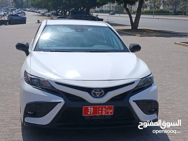 استأجر تويوتا كامري الآن وتمتع بالراحة والفخامة على الطريق