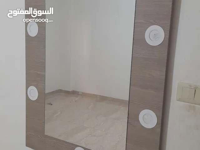 تخت مع مرآة مستعمل بحالة جيدة