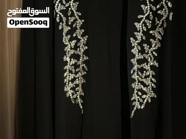 عبايا بتطريز حديث