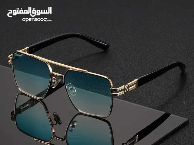 إطار مربع كبير الحجم يأتي بنمط أنيق وأنيق بحد ذاته، مما يجعل منه إكسسوار عصري مناسب للرجال والنساء..