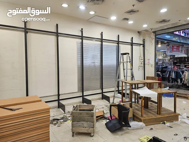 رفوف خشب استعمال شهر بحالة جيدة مع الاعمدة