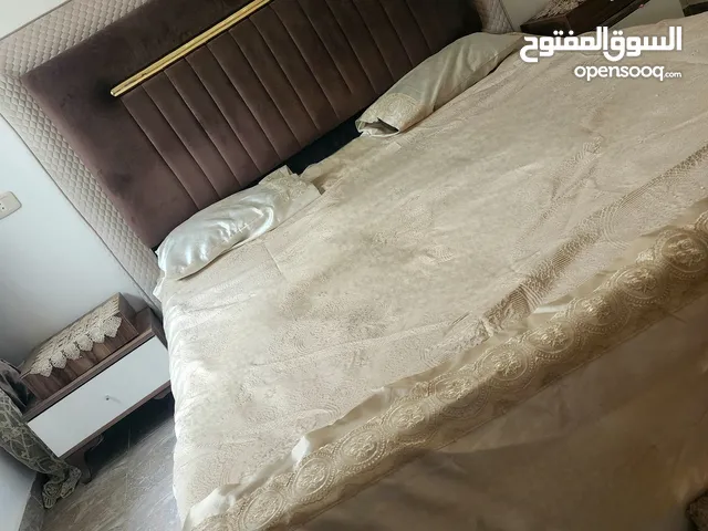 سرير زوجي حجم كبير شبه جديد معاه زوز كودينو بس السعر 350