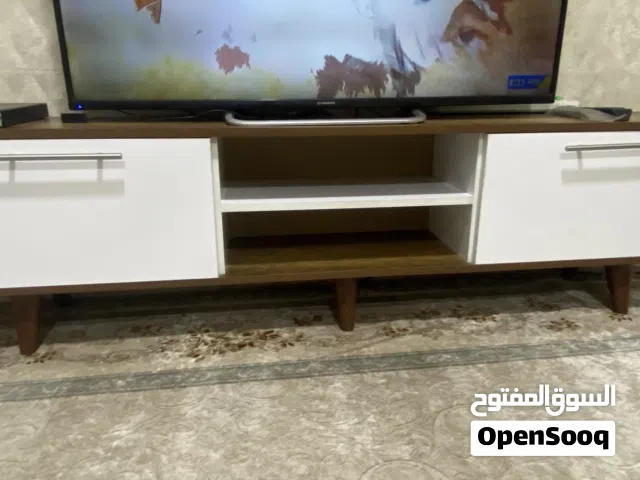 ميز ملازما تلفزيون مع رفوف