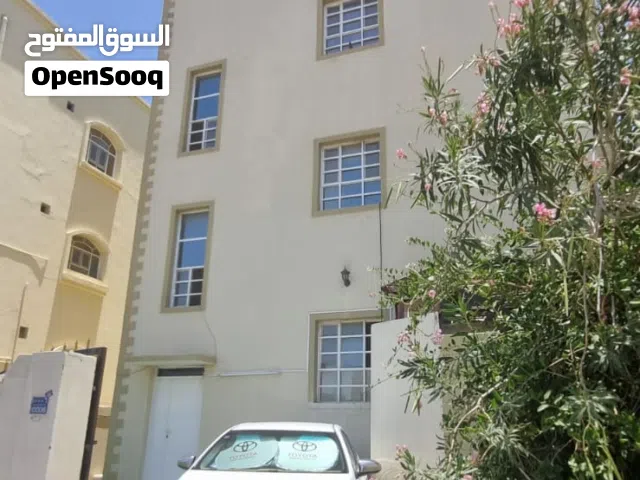 شقة واسعة في المعبيلة الثامنة. Spacious Apartment in Al Maabilah 8