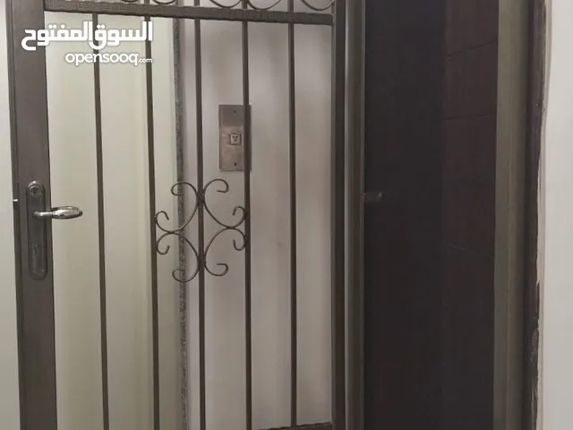 باب حديد بحالة ممتازه للبيع