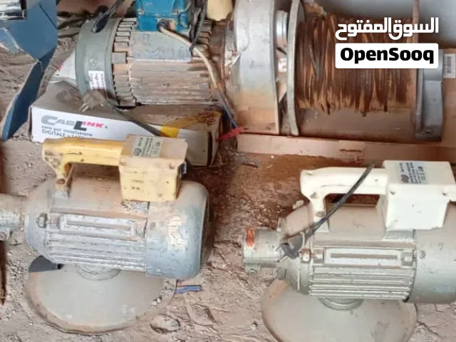 ونش كهربائي ايطالي  نص طن  500 كيلو   2وهزاز خرسانة كهربائي. ايطالي