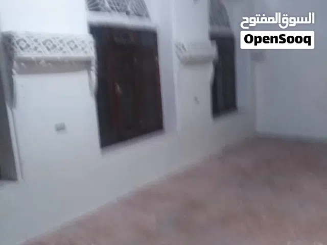 يوجد بيت مستقل تماما للايجار   ثلاث غرف حمام مطبخ وحوش قريب شارع الجزائر للتواصل اتصال فقط