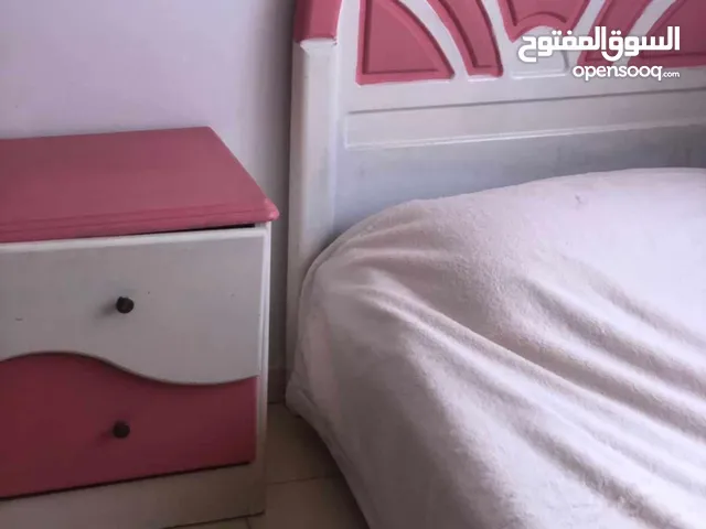 تخت مع كومدينة وتواليت بدي ابيعهم التواصل واتس