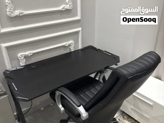 مكتب بسيط للدراسة واللعب