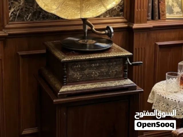 جرامافون انتيك قديم شغال مع اصطوانتين وطاوله بسعر100دينار