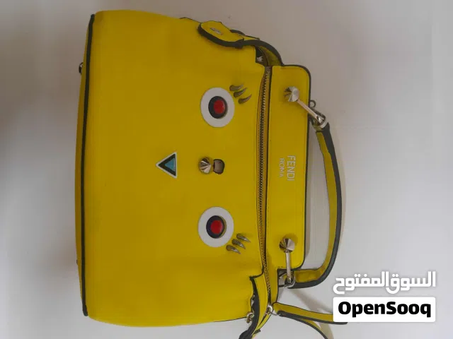 شنطة فندي - تصميم فريد ومميز  مستعملة بحالة الوكالة