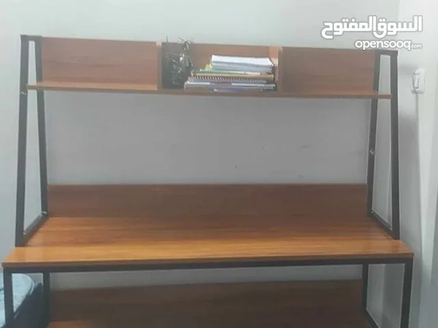مكتب بحالة ممتازة مستعمل ثلاث سنوات