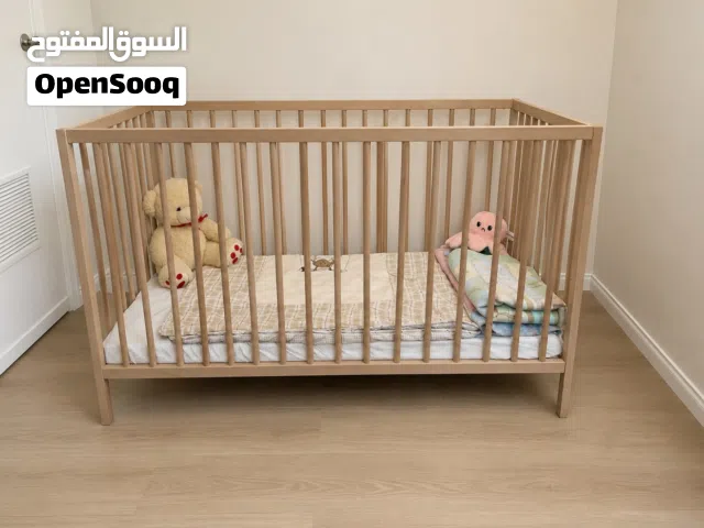 سرير أطفال ايكيا مع المرتبة غير مستعمل