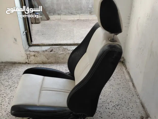مقاعد سيارة مستعملة عالية الجودة بحالة جيدة لراحة القيادة