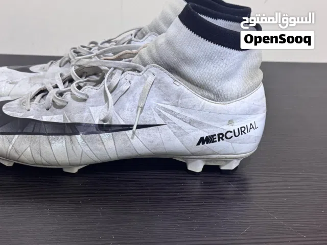 حذاء رياضي للبيع